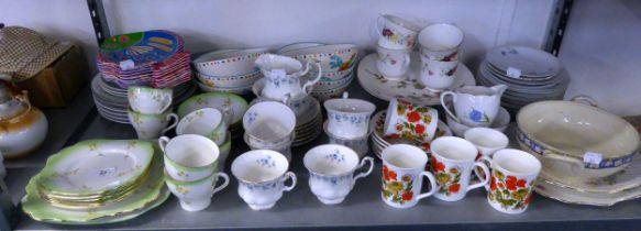 A SELECTION OF CERAMICS AND TEAWARES TO INCLUDE; BELL CHINA SIDE PLATES, CUPS AND SAUCERS (6