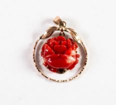 CHINESE 9k GOLD CIRCLET PENDANT with centre swinging carved red cinnabar lacquer rose bloom, 5/