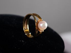 18ct GOLD DRESS RING with bifurcated top with a single cultured pearl in a petal shaped cup setting,