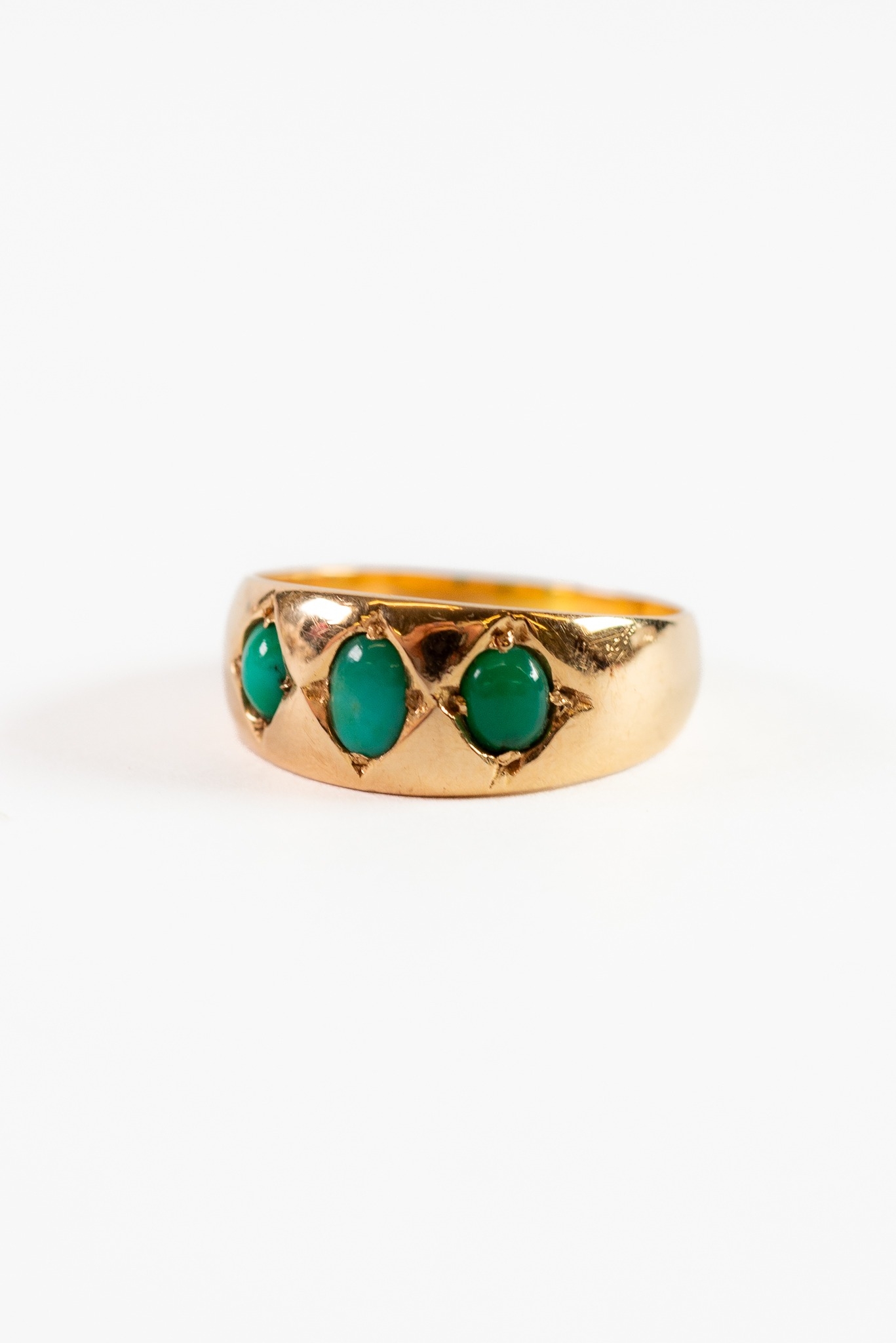 18ct GOLD RING SET WITH THREE TURQUOISE STONES, 3.7 gms gross