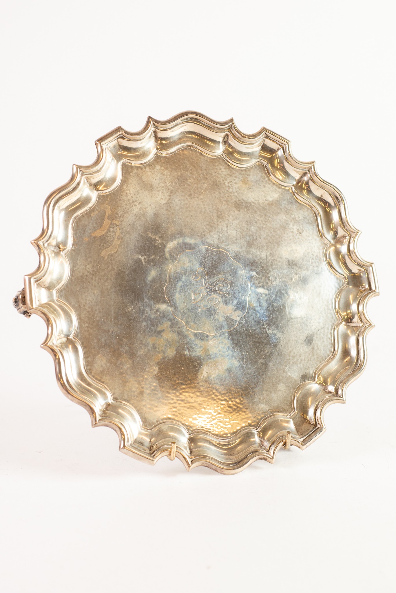 EDWARDIAN SILVER WAITER, the PLANISHED TOP centred with engraved cursive R, with PIE-CRUST BORDER