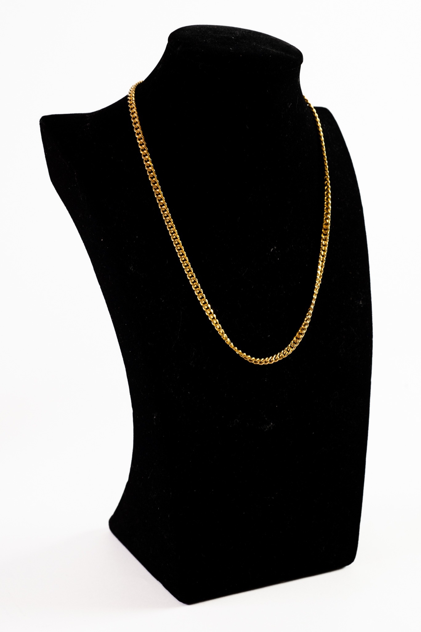 9ct GOLD CURB LINK CHAIN NECKLACE with bayonet catch, 18 1/2in (47cm) long, 10gms