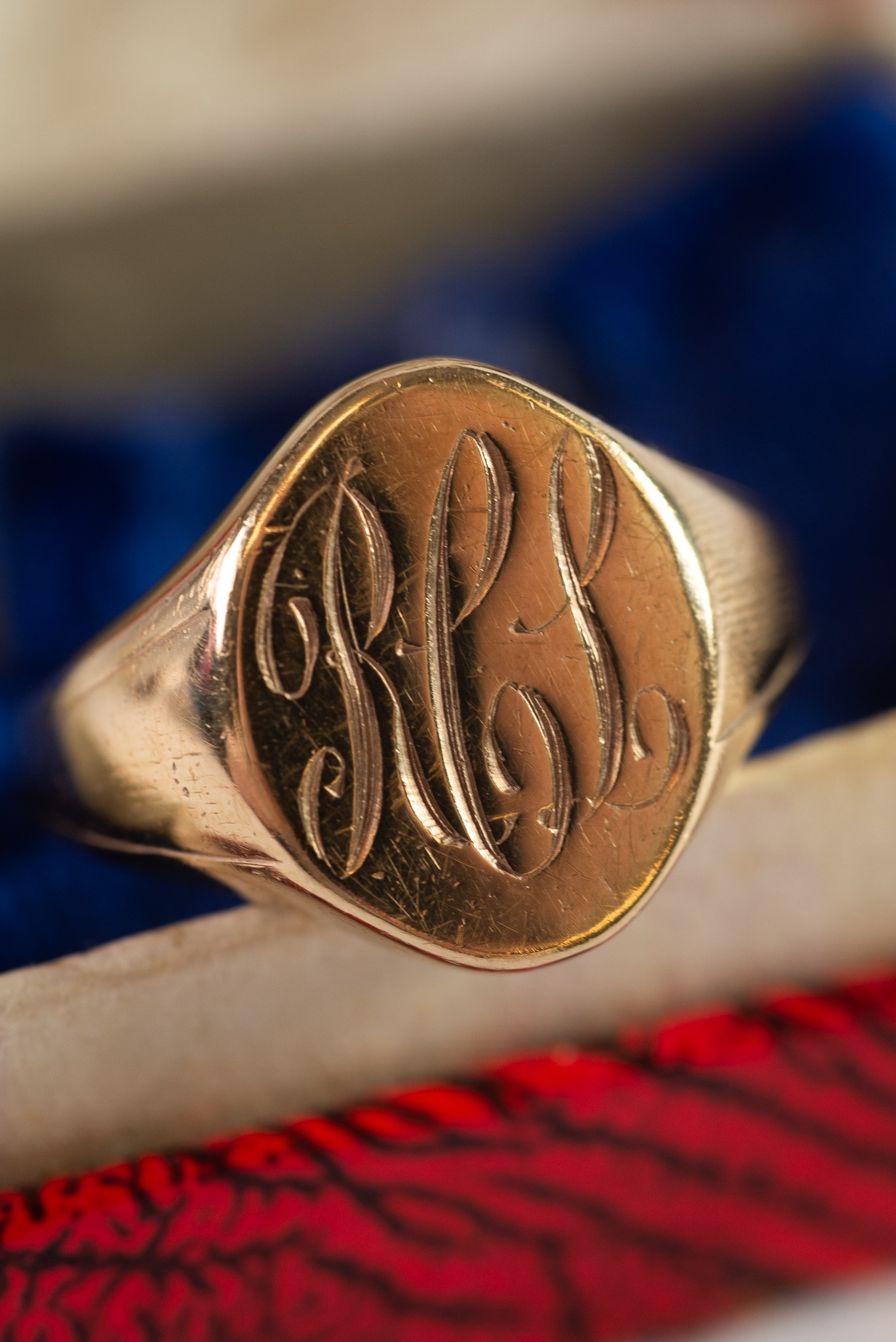 9ct GOLD GENTLEMAN'S SIGNET RING engraved with cursive initials RCL, 11.9 gms - Image 2 of 2