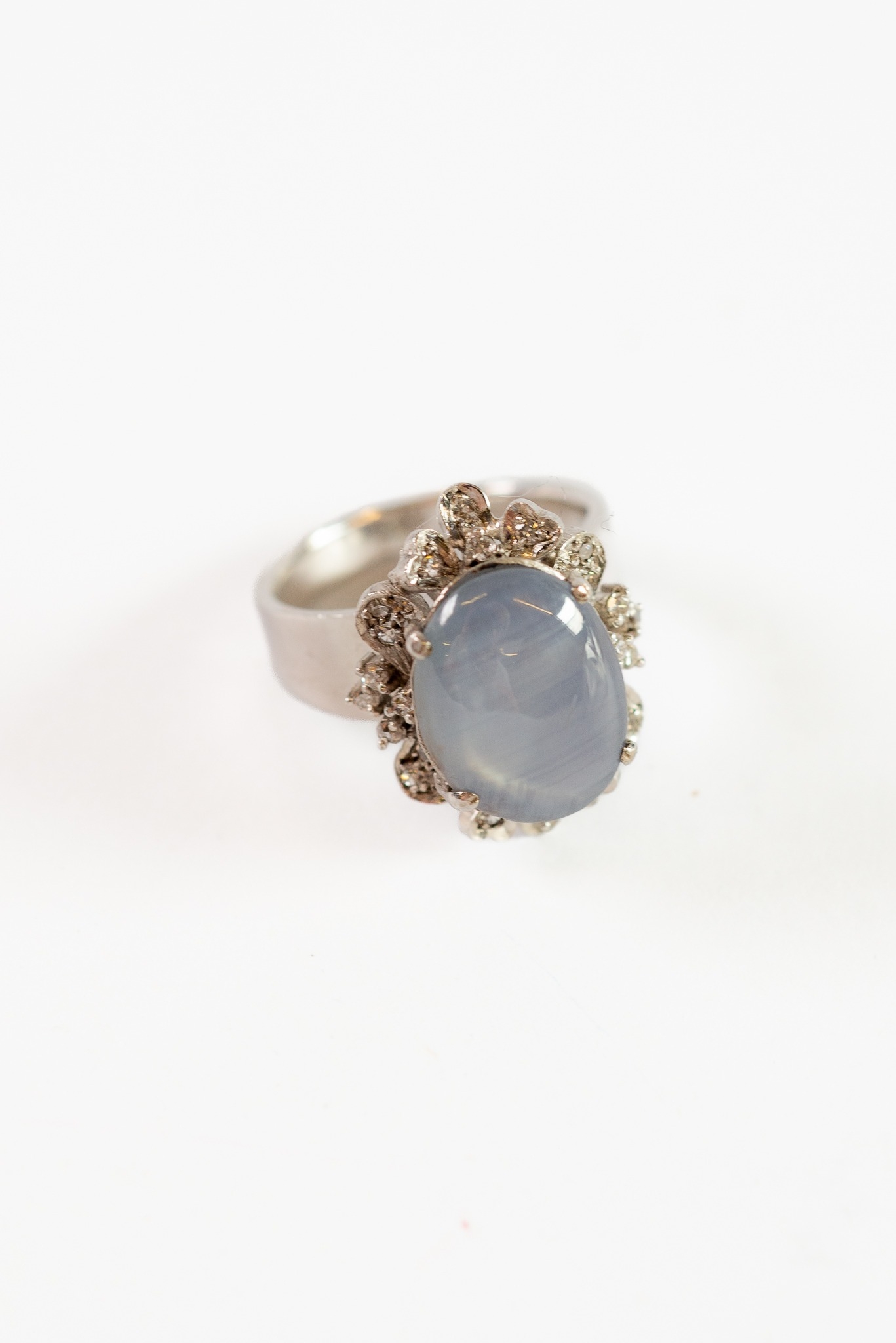 14k WHITE GOLD DRESS RING SET WITH A CABOCHON STAR SAPPHIRE SHOWING 'SIX RAY ASTERISM' within