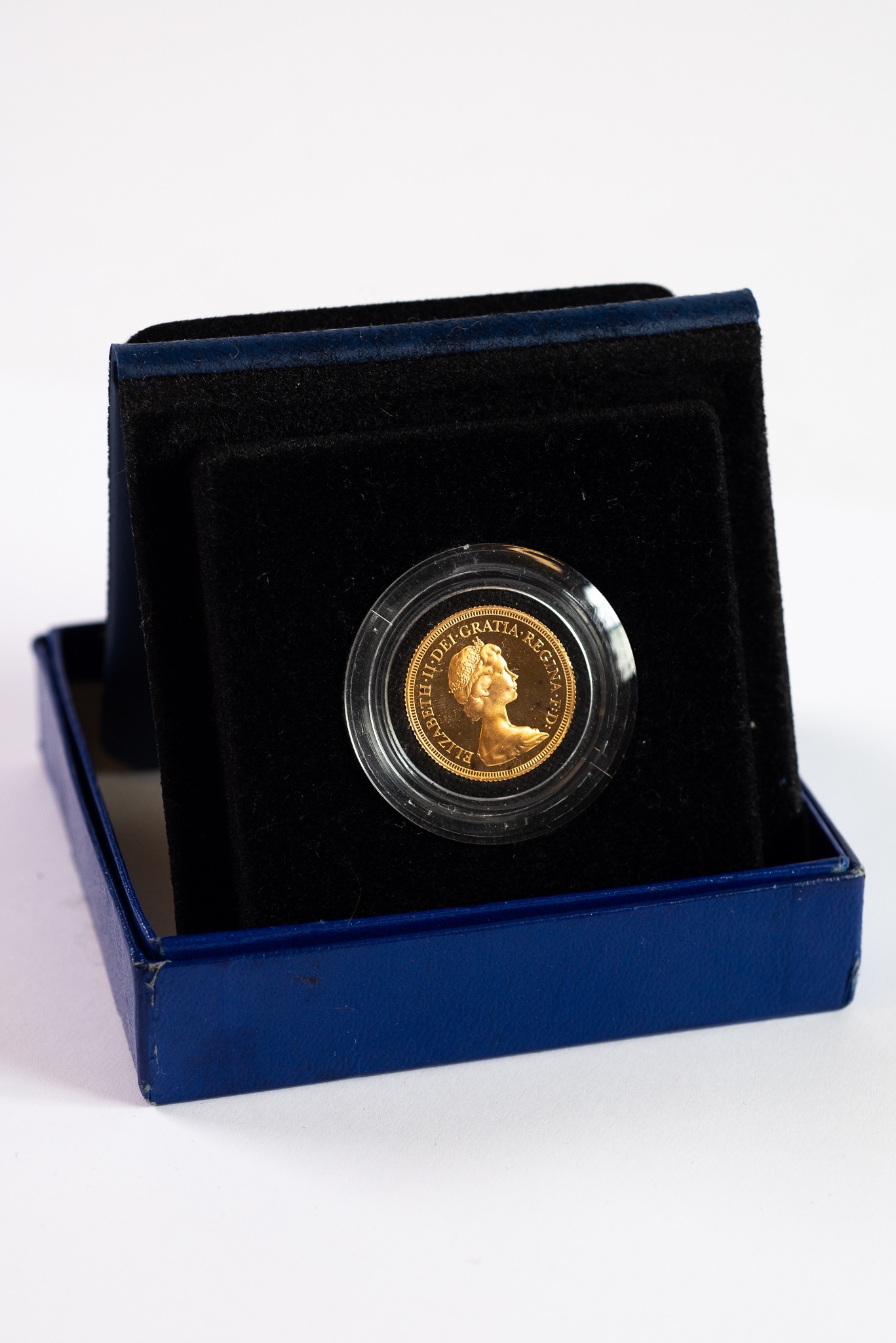 QUEEN ELIZABETH II 1979 BRILLIANT UNCIRCULATED GOLD SOVEREIGN, encapsulated and in Royal Mint blue