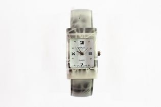 LADY'S GUCCI MOTTLED GREY CERAMIC FASHION WRISTWATCH with quartz movement, the rectangular white