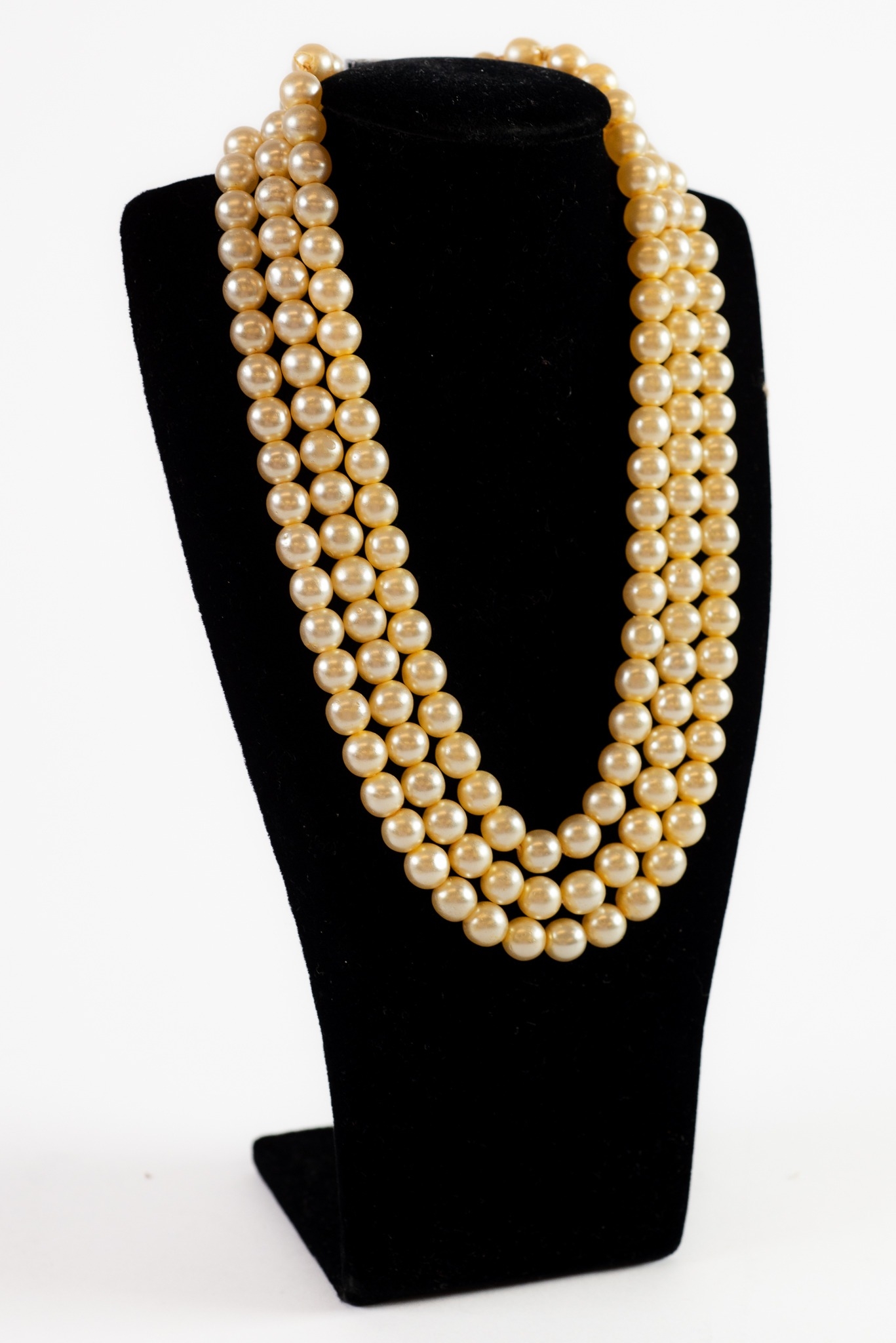 VINTAGE TRIPLE STRAND POMPADOUR SIMULATED PEARL NECKLACE WITH PASTE SET WHITE METAL CLASP IN