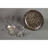 SMALL MIXED LOT OF ELECTROPLATE TO INCLUDE: SPIRIT BURNER, PAIR OF ROYAL COMMEMORATIVE CAKE