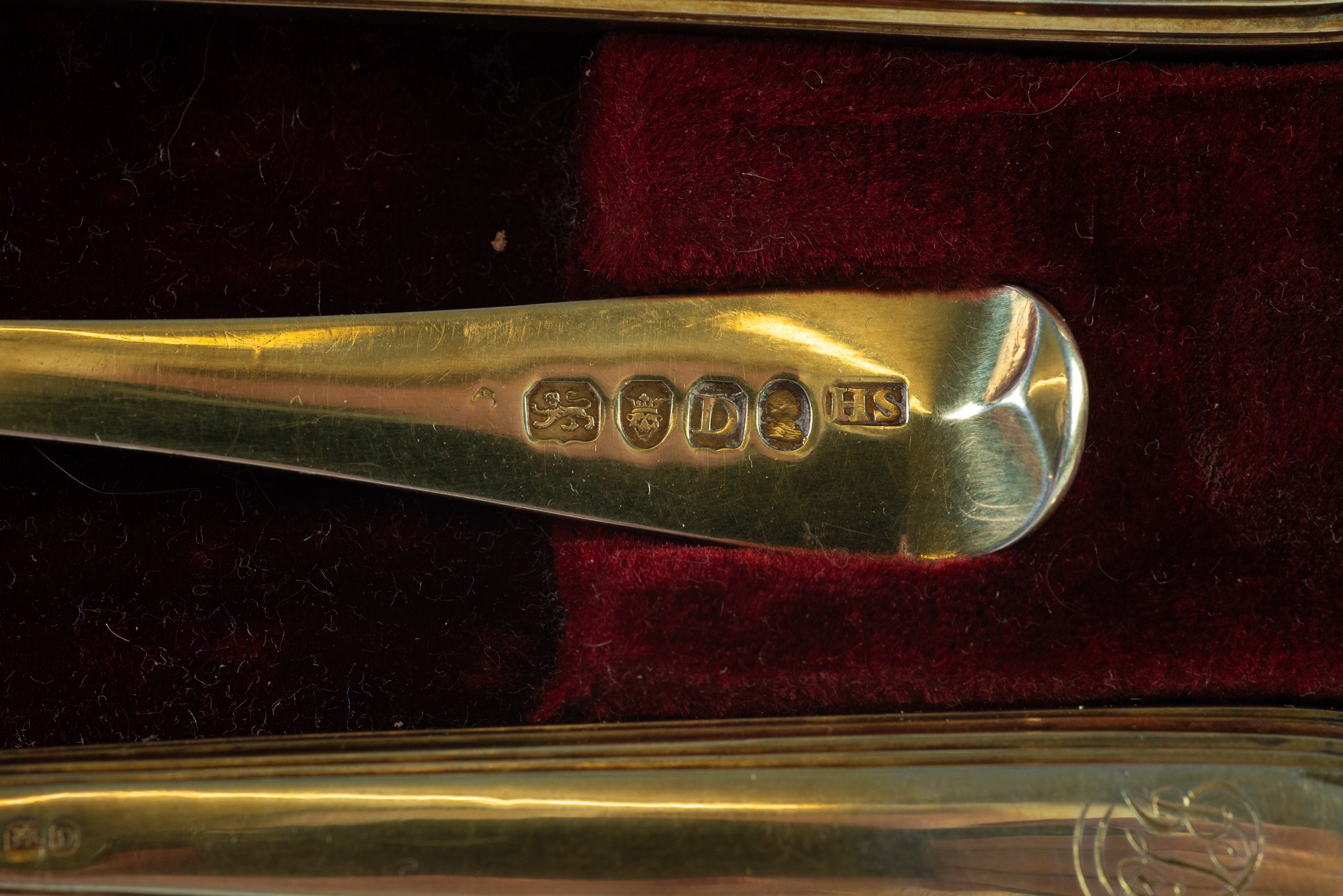 GEORGE III CASED THREE PIECE SILVER GILT CHILD’S CUTLERY SET, the fork and knife with filled - Image 3 of 4