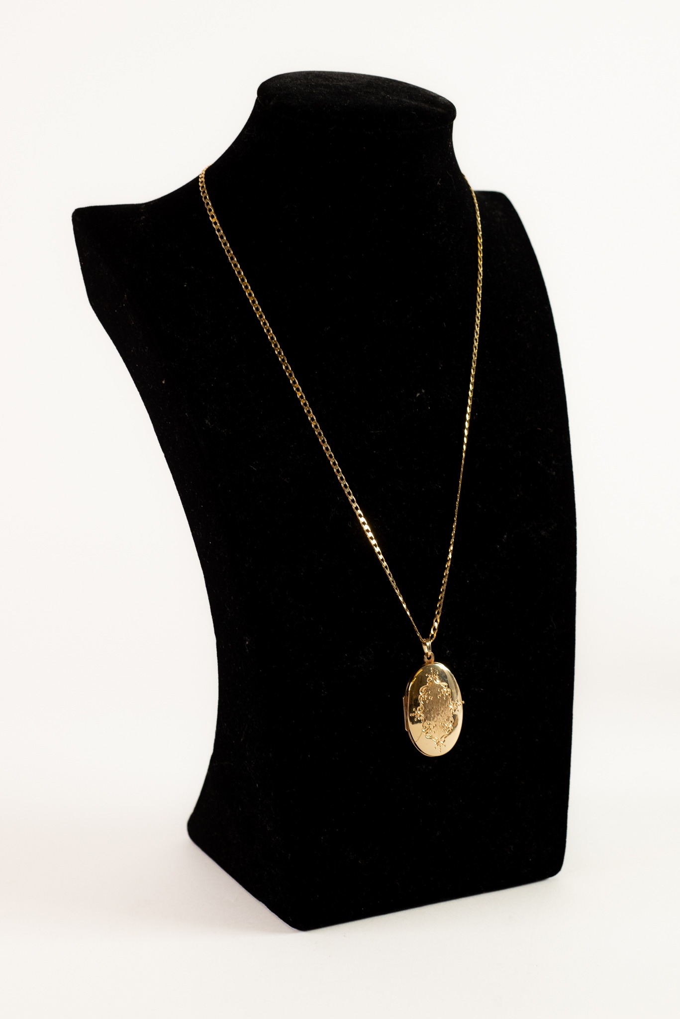 MODERN 9ct GOLD OVAL LOCKET ON 9ct GOLD FLATTENED-LINK CHAIN, 9.1 gms gross