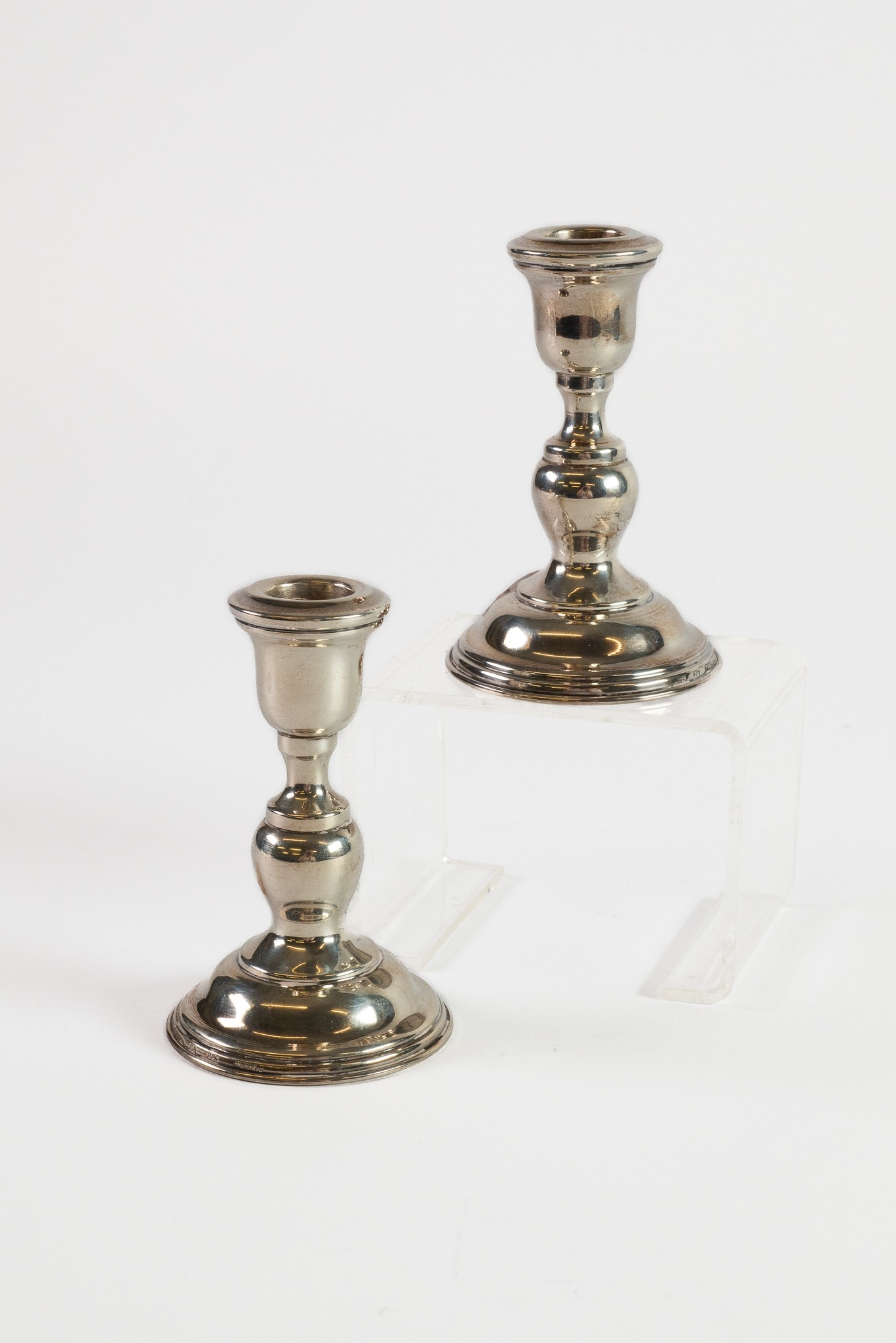 PAIR OF STERLING SILVER DRESSING TABLE CANDLESTICKS, each of baluster form with circular base, 4” ( - Bild 2 aus 2