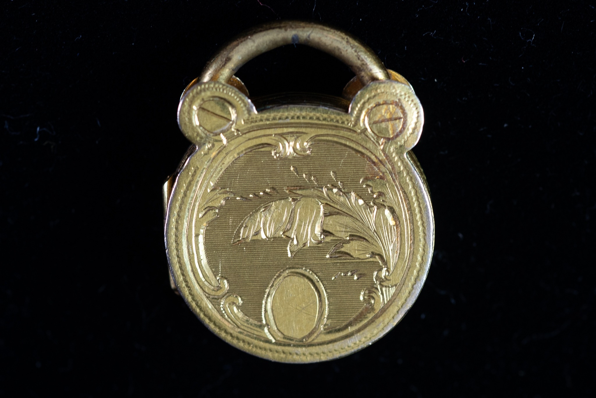 VICTORIAN WELL ENGRAVED CIRCULAR PADLOCK PATTERN LOCKET with gold back and front, 3/4" diameter ( - Image 3 of 3