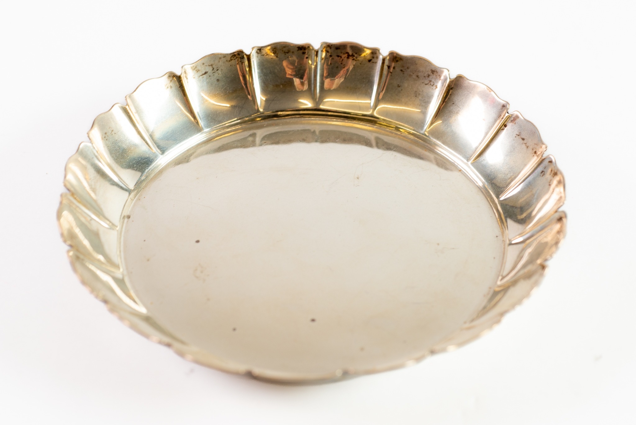 VICTORIAN SILVER SHALLOW DISH, with plain centre and lappet shaped border, 6” (15.2cm) diameter,