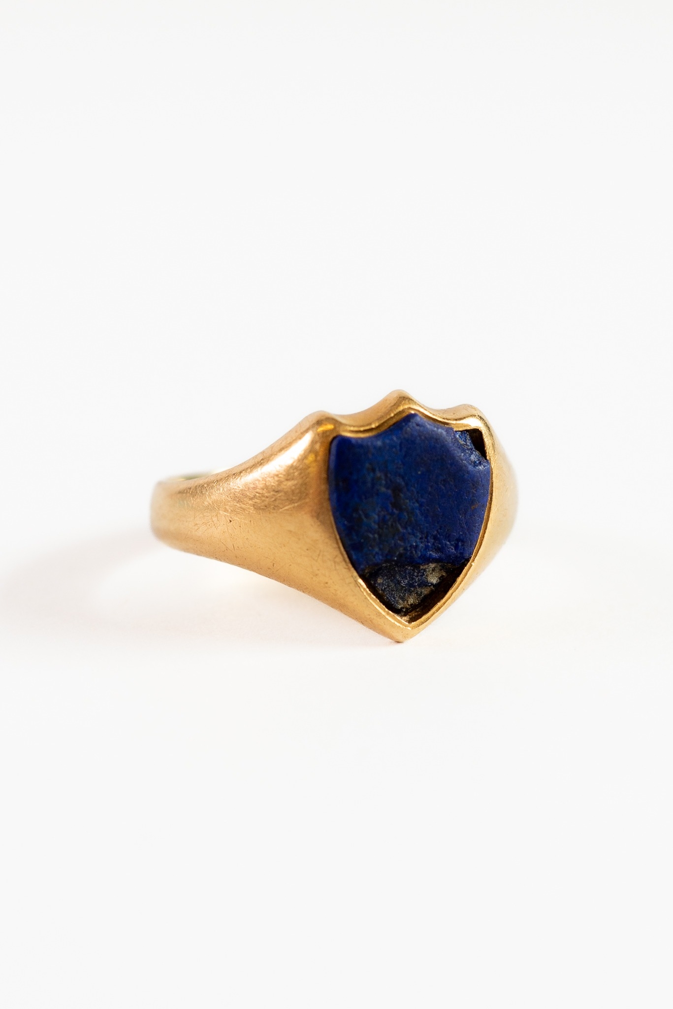 18ct GOLD AND LAPIS LAZULI SET GENTLEMAN'S SIGNET RING, 6.4 gms gross, C/R- stone imperfect with