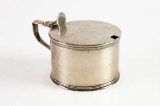 EARLY VICTORIAN PLAIN SILVER LARGE MUSTARD RECEIVER BY BARNARDS, drum shaped and with plain