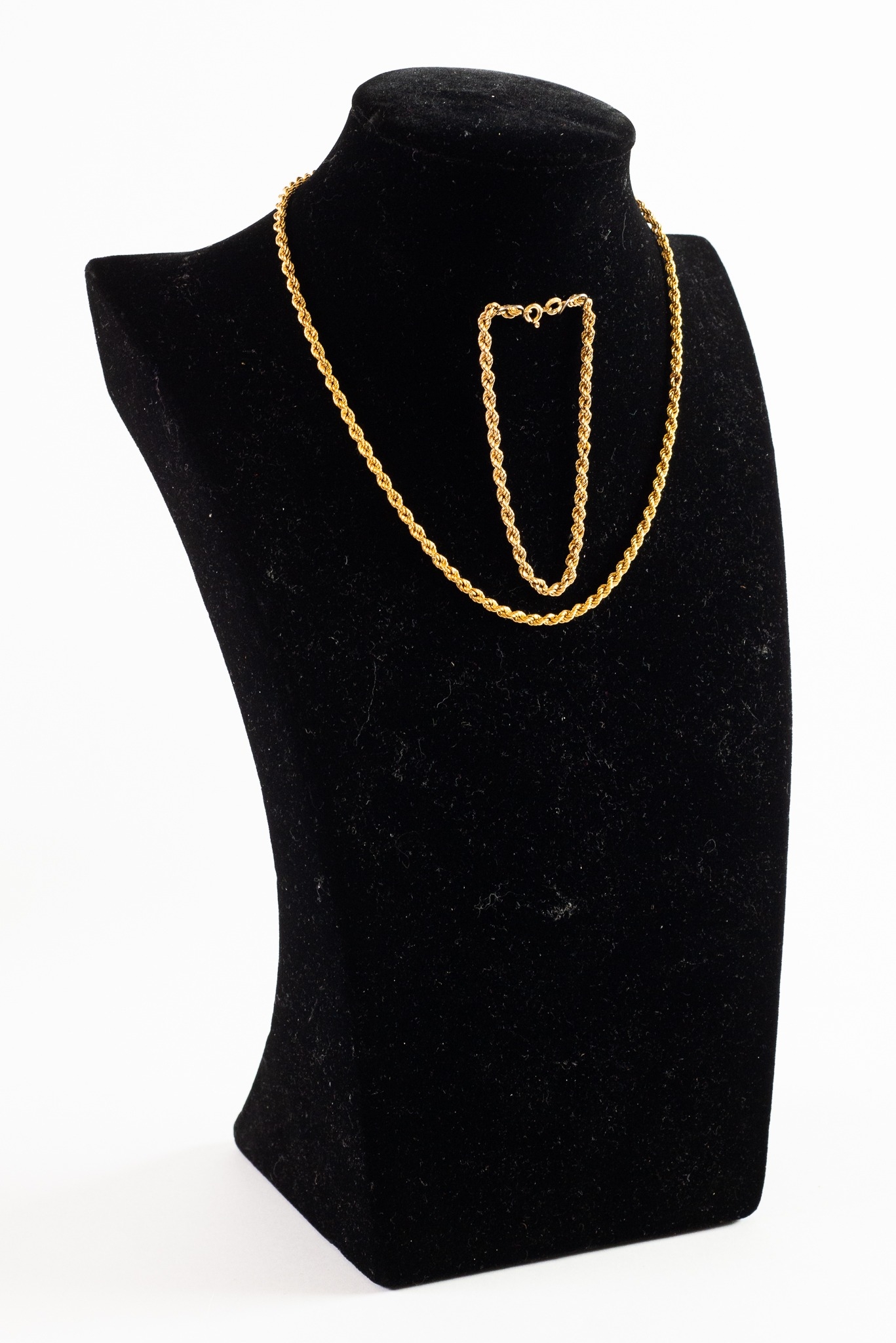 9ct GOLD TWO-STRAND TWISTED ROPE PATTERN NECKLACE with ring clasp, 15 1/2in (39.5cm) long and