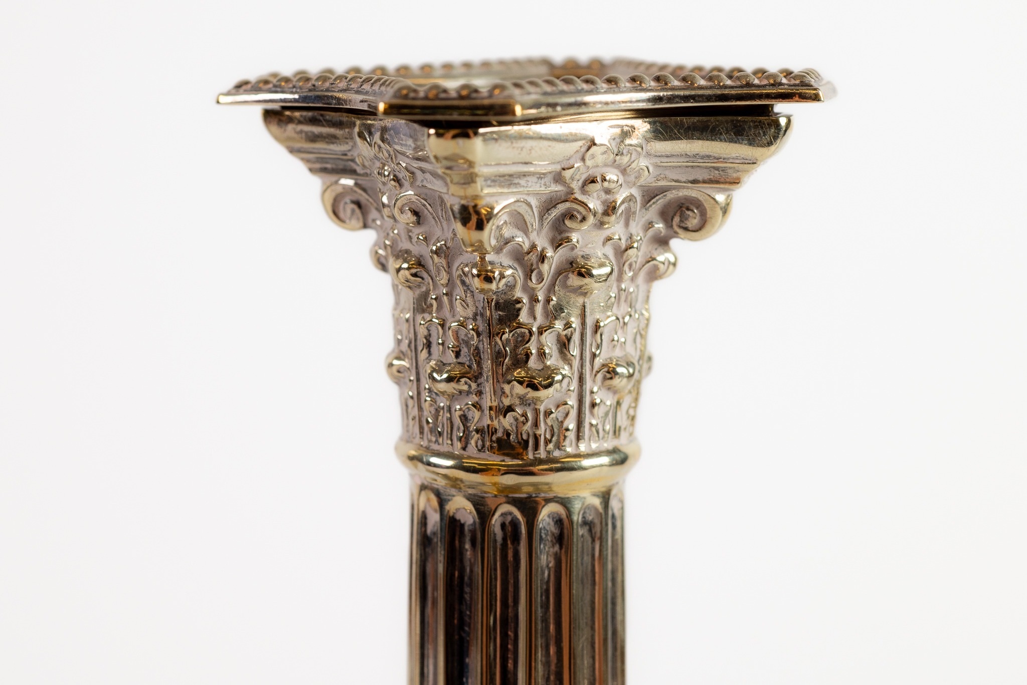 PAIR OF EDWARDIAN ELECTRO-PLATED CORINTHIAN COLUMN CANDLESTICKS WITH REMOVABLE SCONCES (2) - Image 3 of 4
