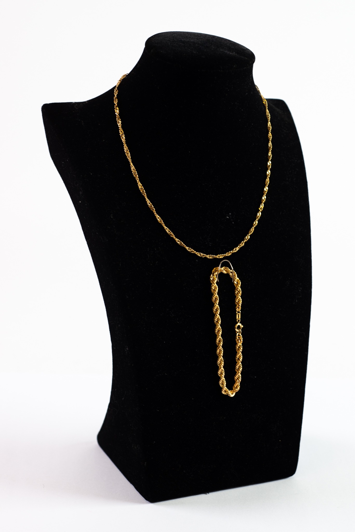 9ct GOLD ROPE CHAIN BRACELET with ring clasp; and 9ct GOLD TWISTED FINE CHAIN NECKLACE with ring