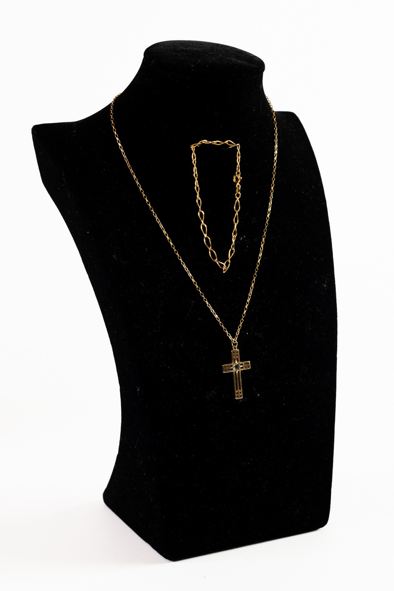 9ct GOLD FINE CHAIN NECKLACE, with ring clasp, 18in (46cm) long, the 9ct GOLD CROSS PENDANT, set