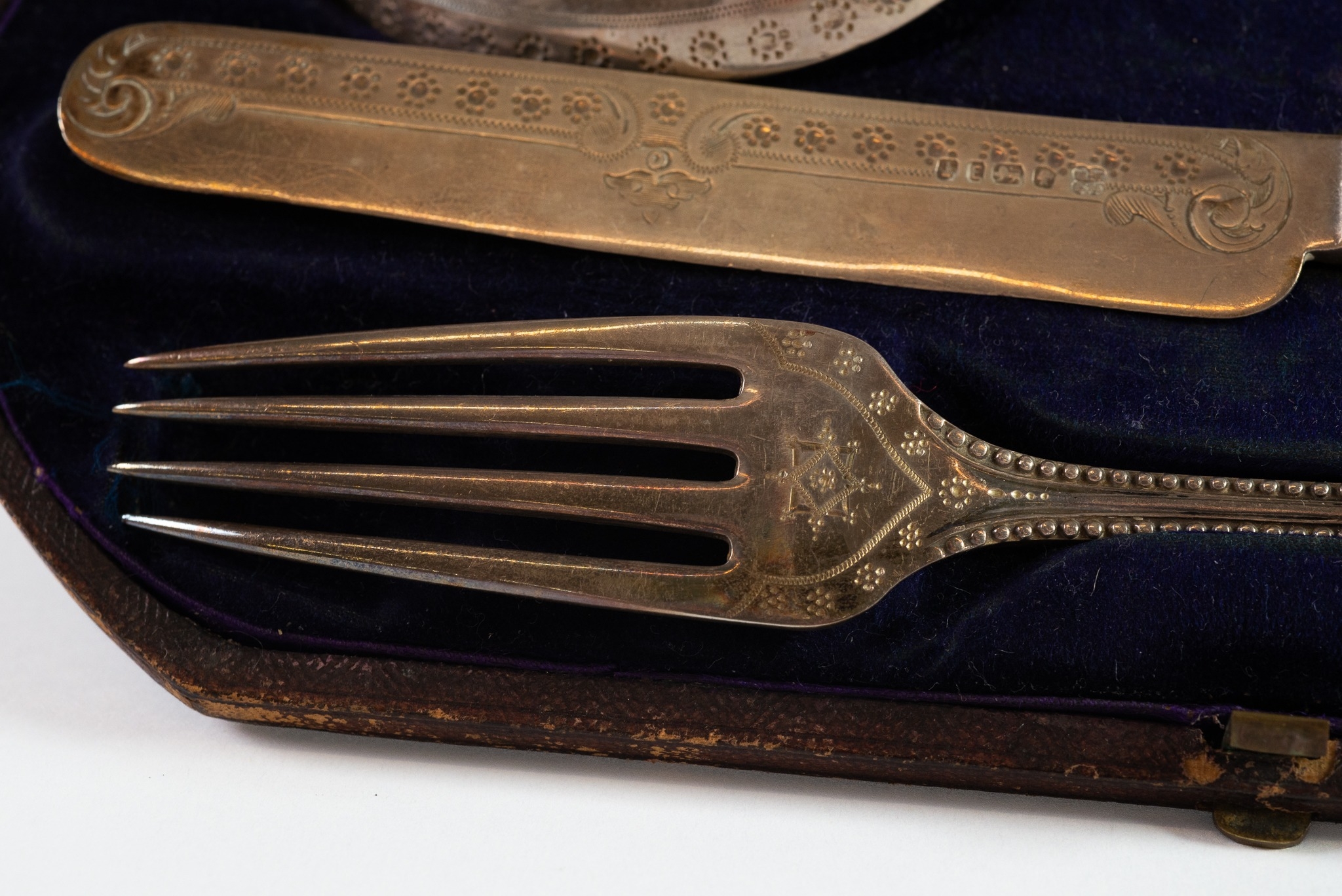 CASED VICTORIAN AND LATER THREE PIECE SILVER CHILD’S CUTLERY SET, the spoon, London 1872, the silver - Image 2 of 5