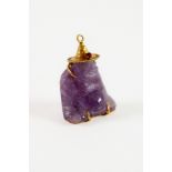 CHINESE 14k GOLD MOUNTED CARVED AMETHYST QUARTZ NOVELTY PENDANT OF BUDDHA wearing a hat SET WITH A