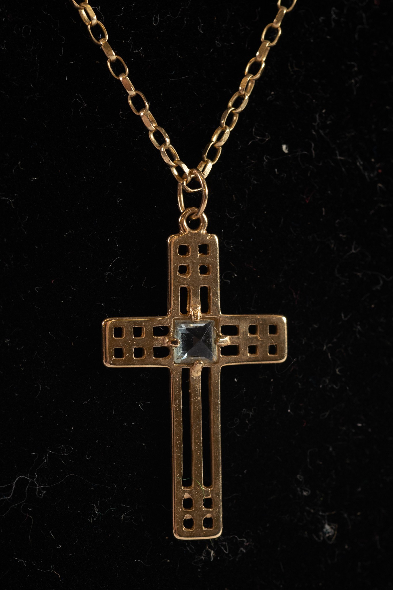 9ct GOLD FINE CHAIN NECKLACE, with ring clasp, 18in (46cm) long, the 9ct GOLD CROSS PENDANT, set - Image 2 of 2
