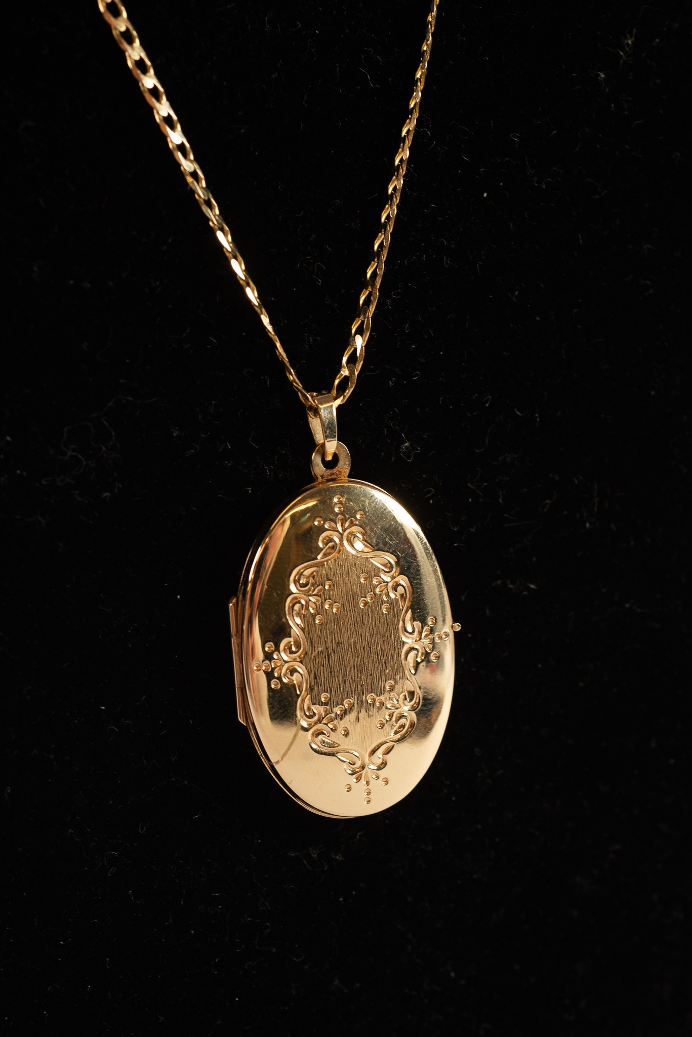 MODERN 9ct GOLD OVAL LOCKET ON 9ct GOLD FLATTENED-LINK CHAIN, 9.1 gms gross - Image 2 of 2
