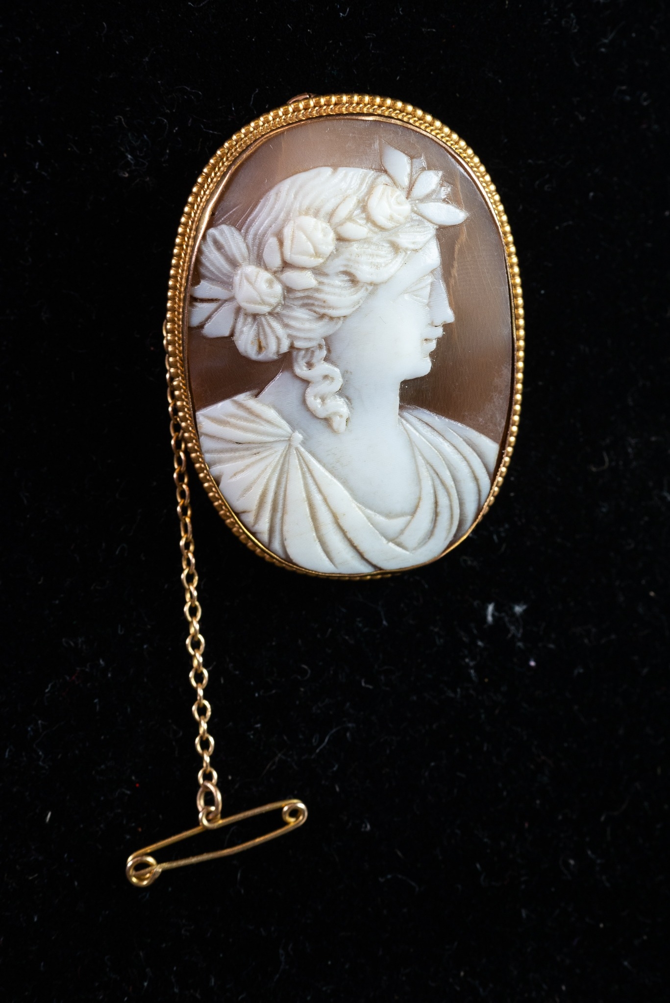 EARLT 20TH CENTURY 9ct GOLD FRAMED OVAL SHELL CAMEO BROOCH/PENDANT well carved with a classical