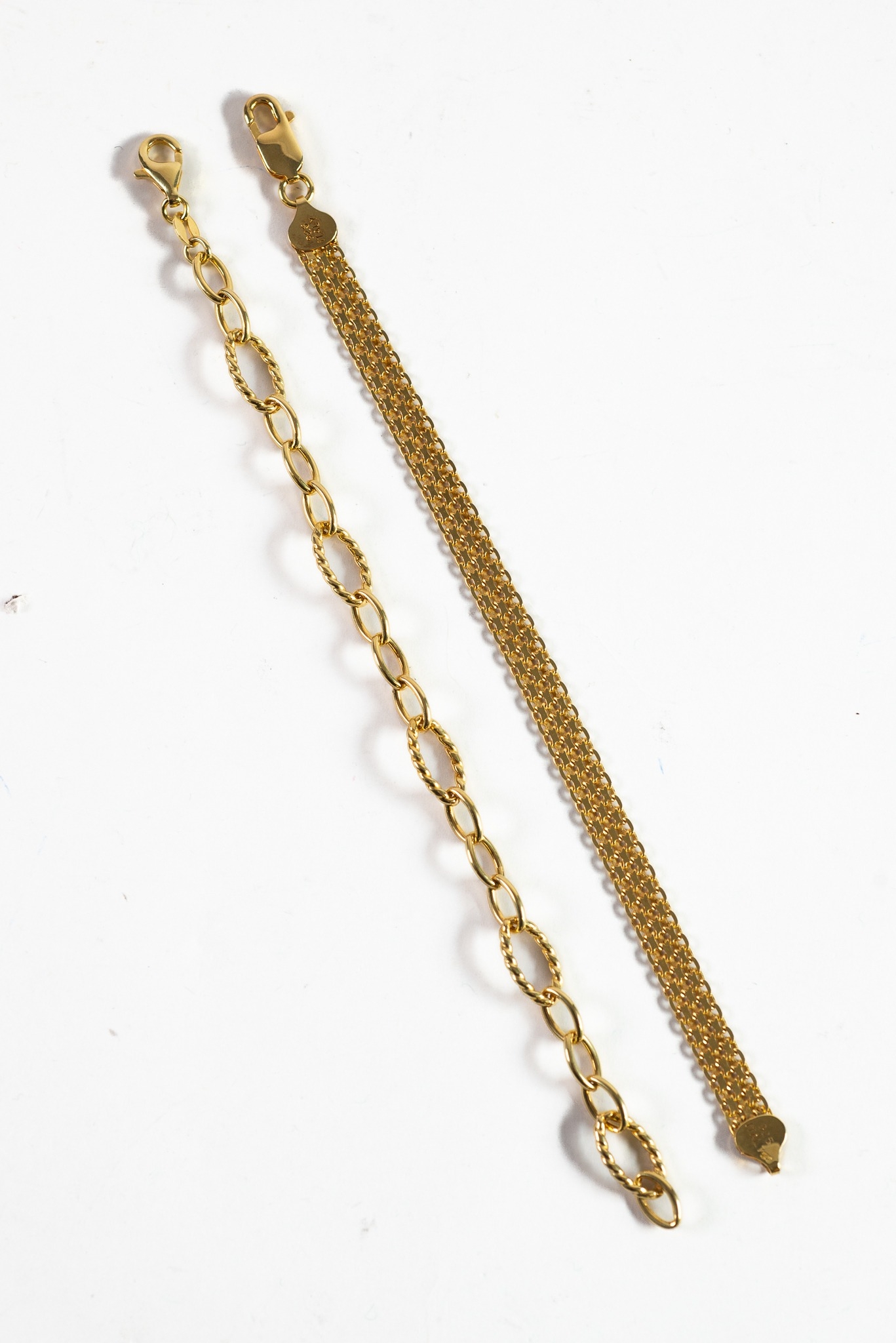 GOLD-PLATED SILVER BRACELET, 7 3/4" (19.7cm) long, large oval textured links with smaller plain