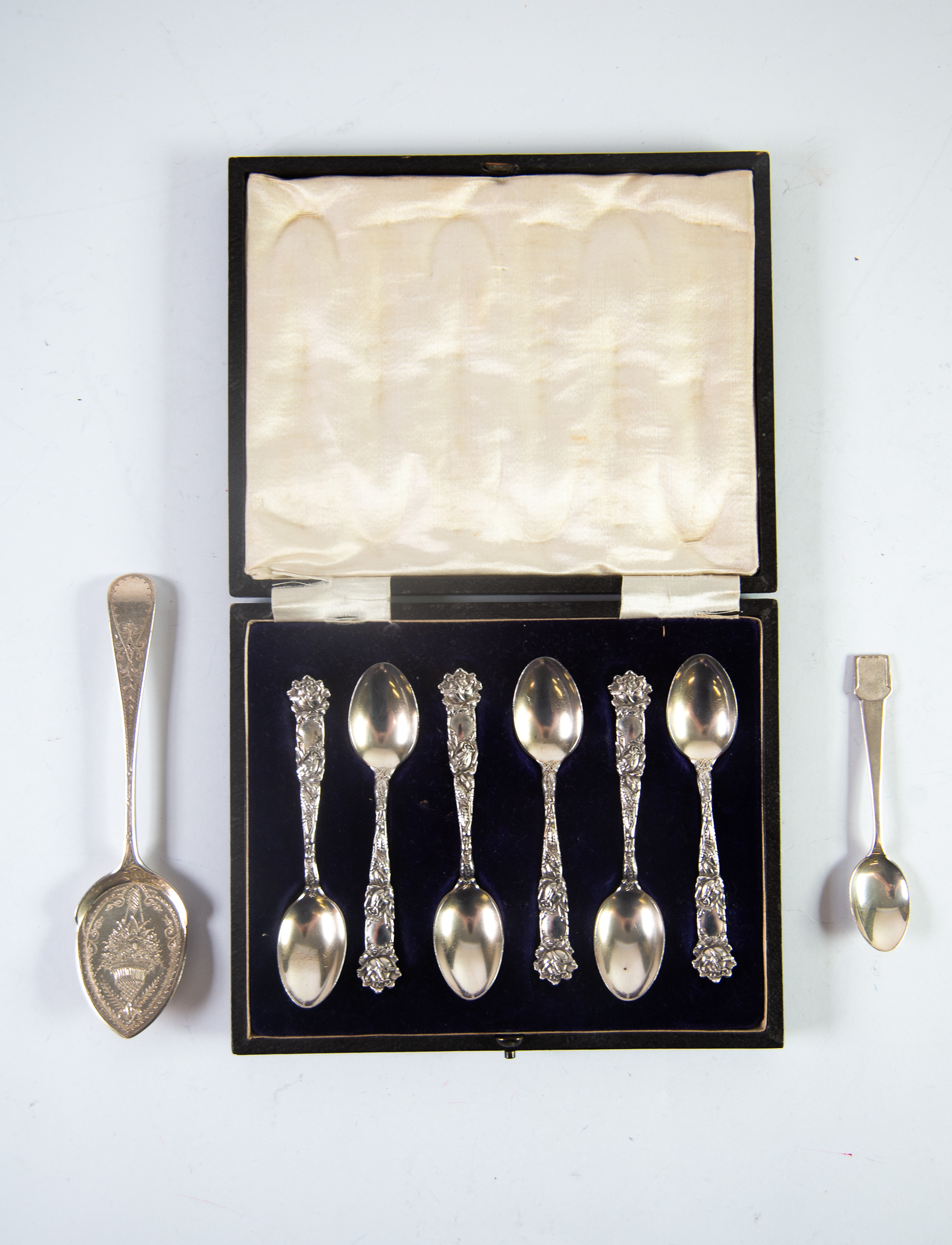 A CASED SET OF SIX PROBABLY AMERICAN 'STERLING' SILVER TEASPOONS with floral stamped handles; also a