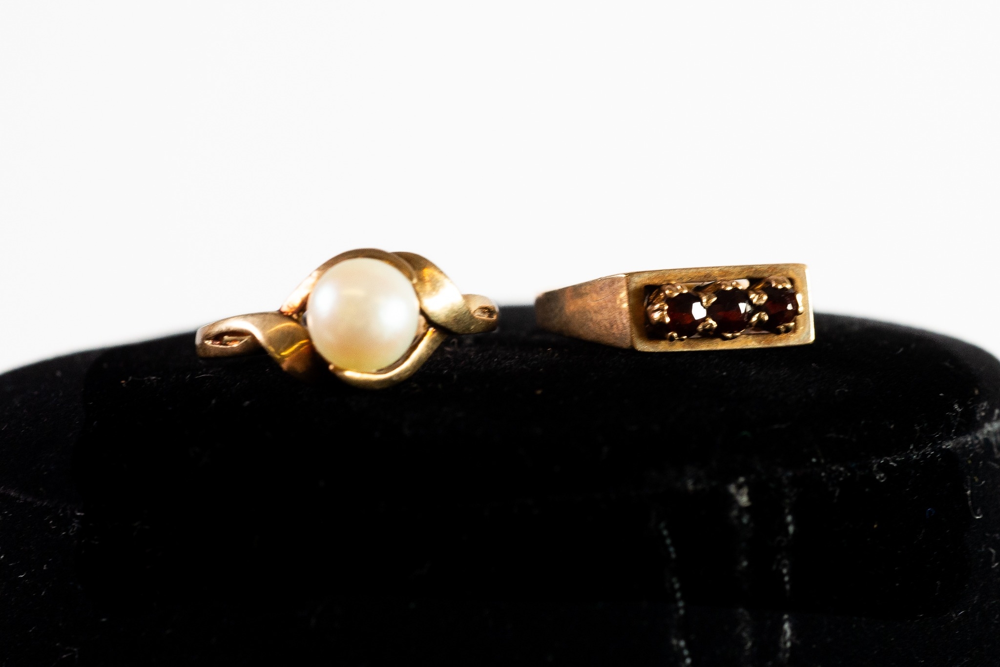 9ct GOLD CROSS-OVER RING, set with a single cultured pearl, ring size L/M and 9ct GOLD RING, the