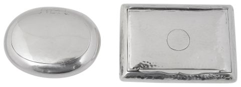 An Edwardian silver planished snuff box and a squeeze action snuff box