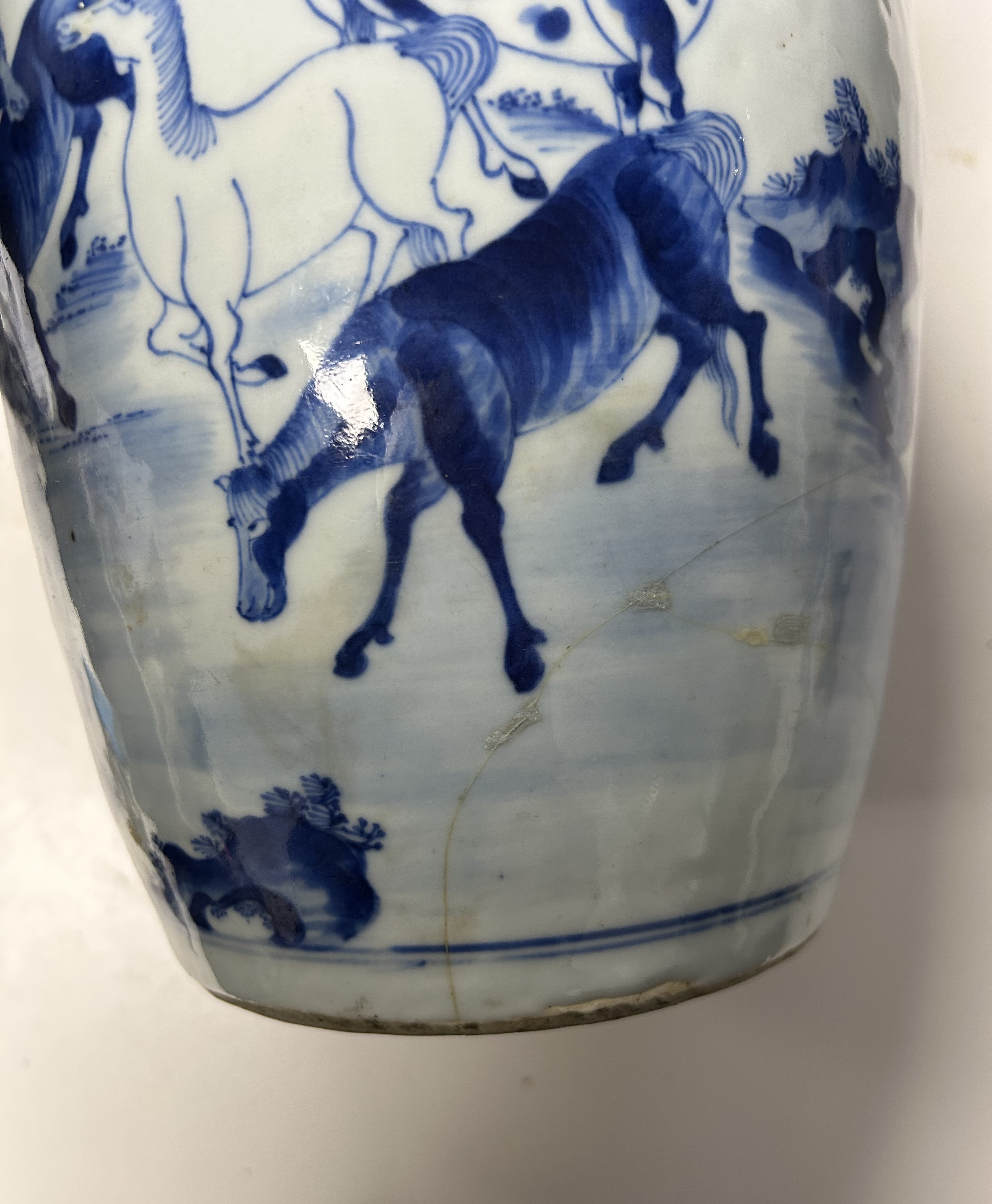 A 19th century Chinese blue and white porcelain vase - Image 4 of 4