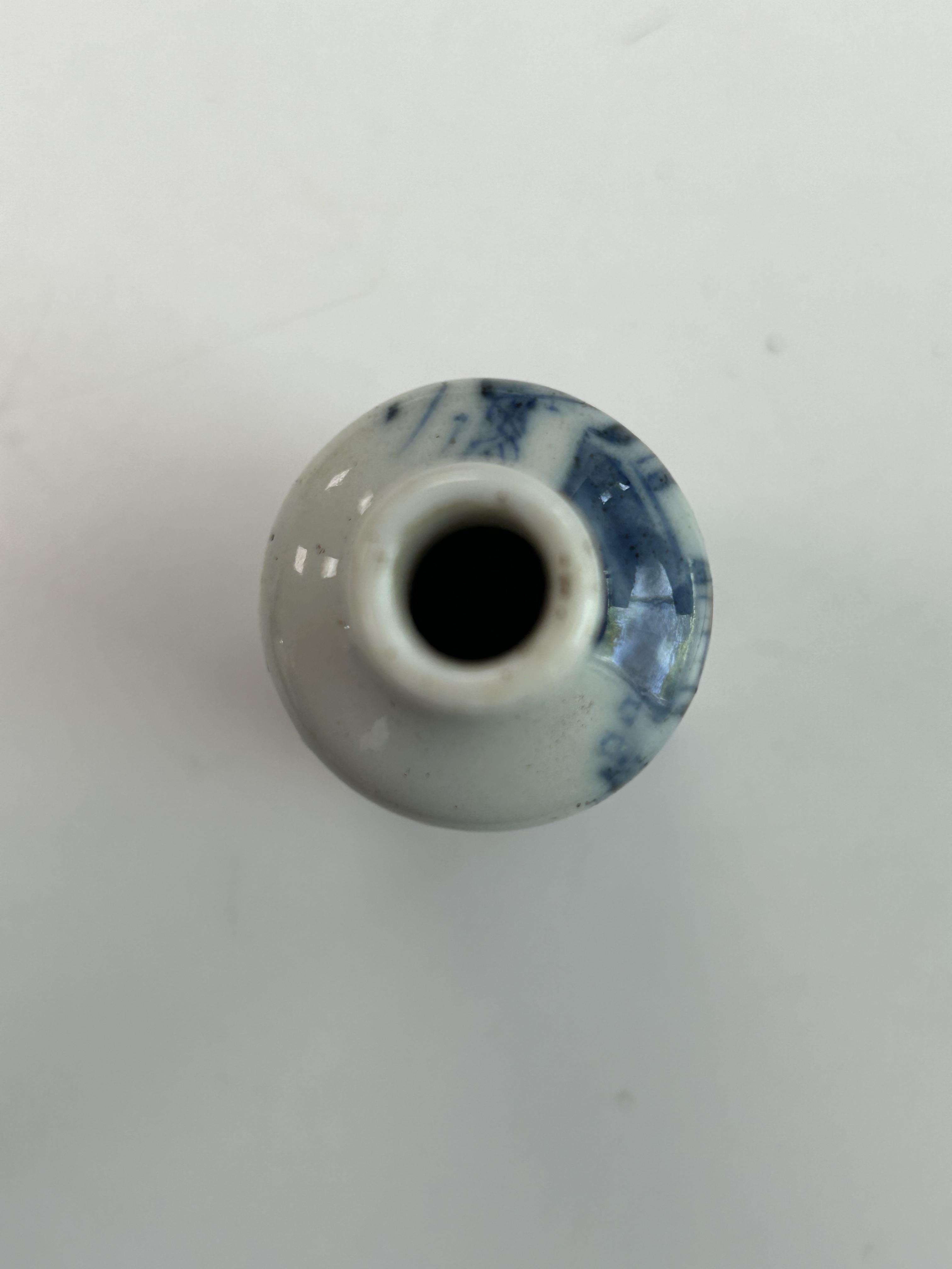 An 18th/19th century Chinese porcelain blue and white and iron red snuff bottle - Image 6 of 6