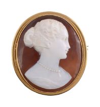 A shell cameo brooch