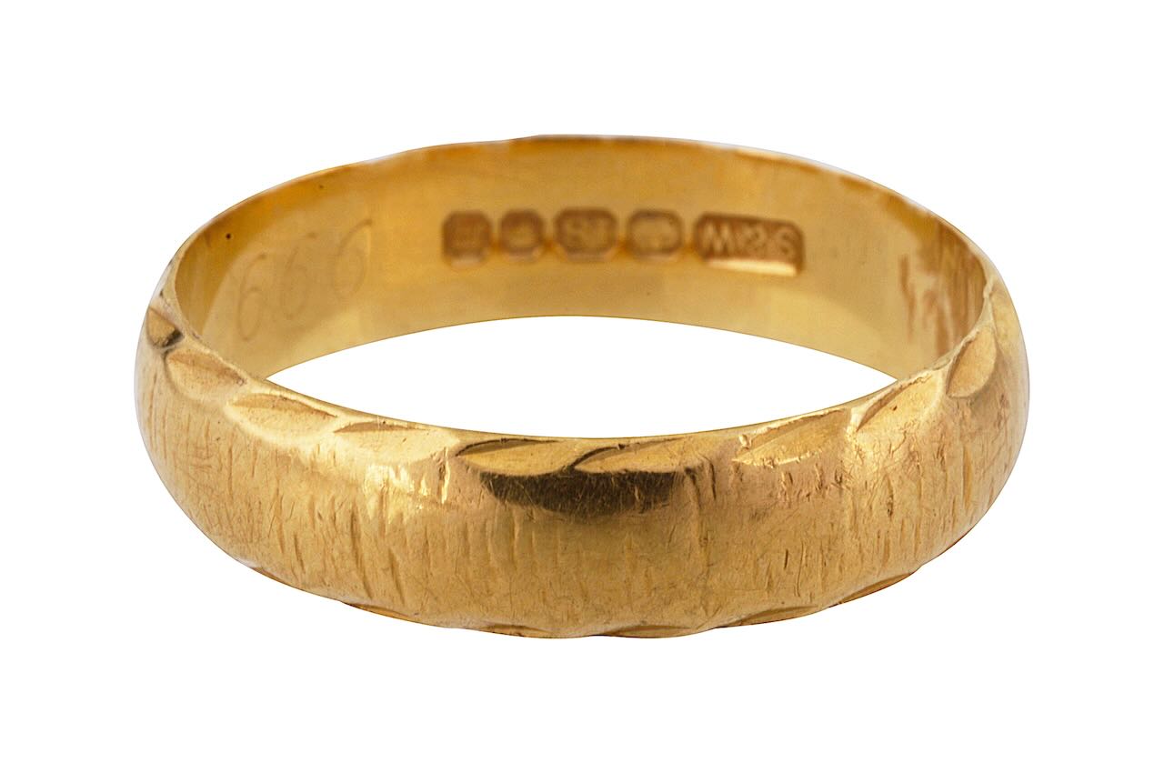 An 18ct gold lady's band