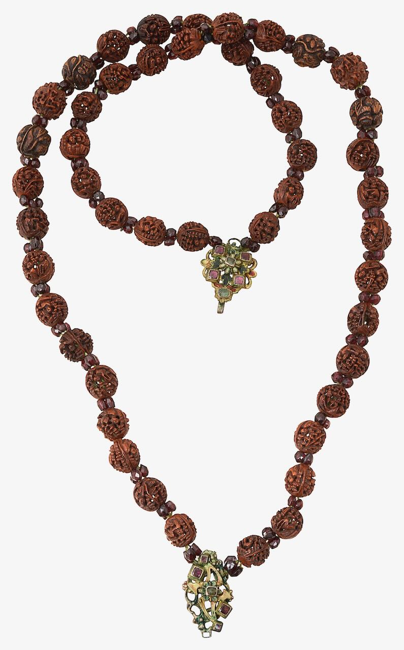 A 19th century Chinese Hediao nut necklace