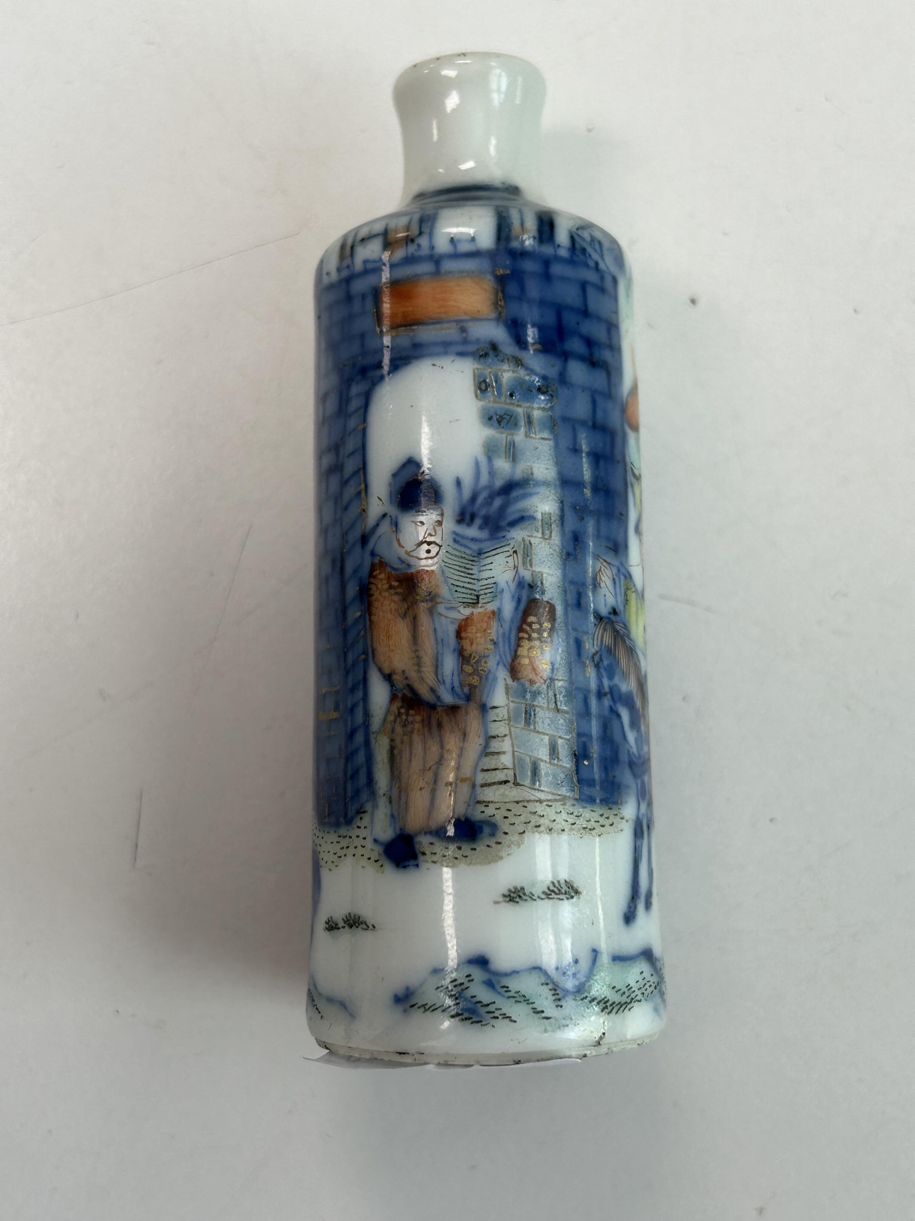 An 18th/19th century Chinese porcelain blue and white and iron red snuff bottle - Image 3 of 6