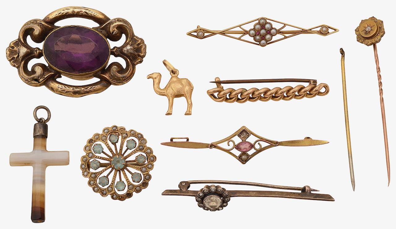 A collection of brooches and other items