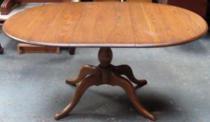 Dark Ercol 20th century oak extending dining table with one leaf. Approx. 73cm H 148cm W x 98cm D