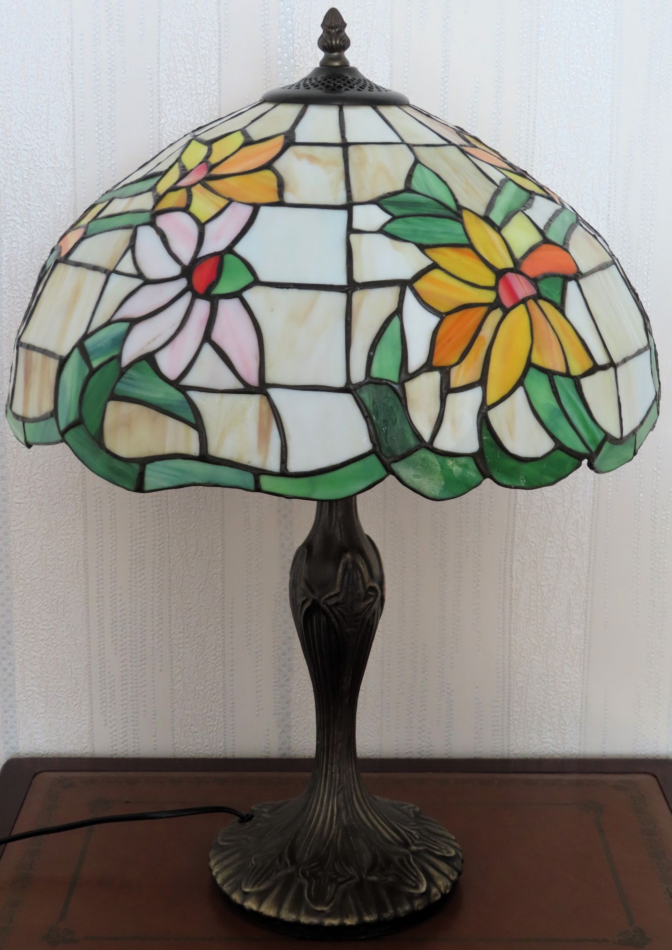 Tiffany style decorative table lamp with shade. Approx. 59cm H Reasonable used condition, not tested