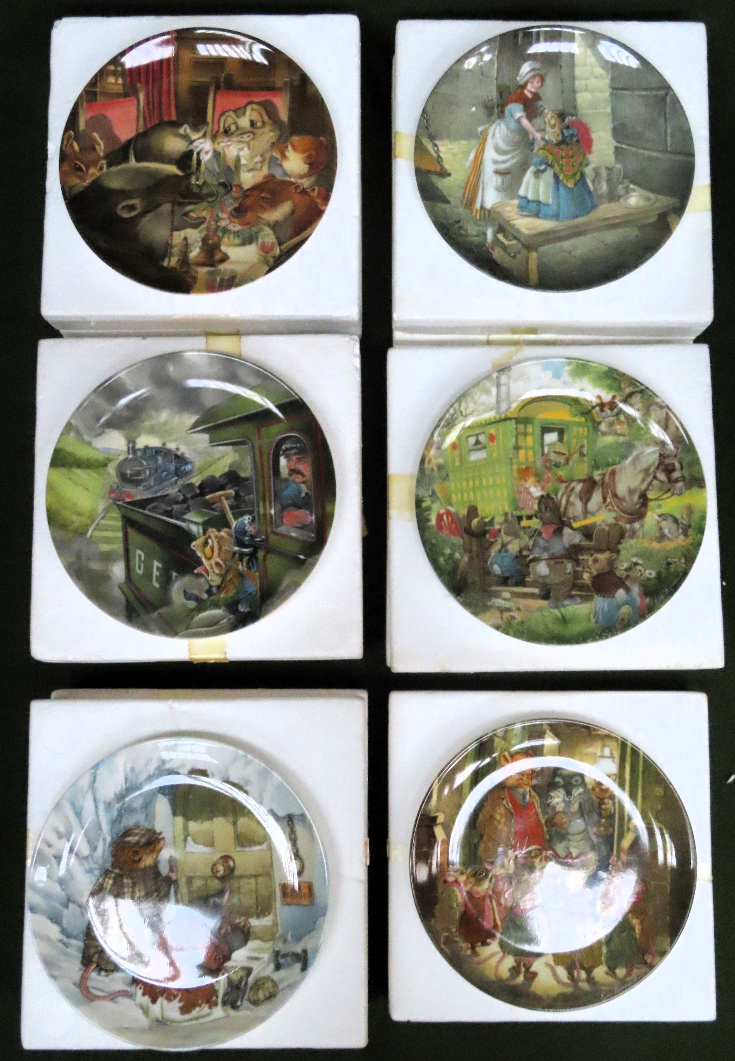 Set of 12 Wedgwood 'Wind in The Willows' collectors plates all used and unchecked, unboxed, no