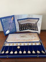 AMERICAN ROYAL COLLECTION 1607-1776 SILVER COMMEMORATIVE SPOONS INCLUDING DOCUMENTATION, APPROX 300g