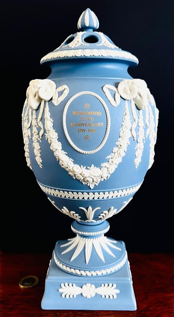 225th ANNIVERSARY WEDGWOOD COMMEMORATIVE VASE AND COVER WITH DOCUMENTATION - Image 7 of 9