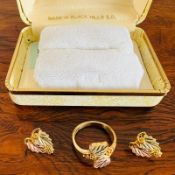 10ct STAMPED GOLD RING AND EARRINGS TO ACCORD, AMERICAN LANDSTROM, TRI COLOURED GOLD