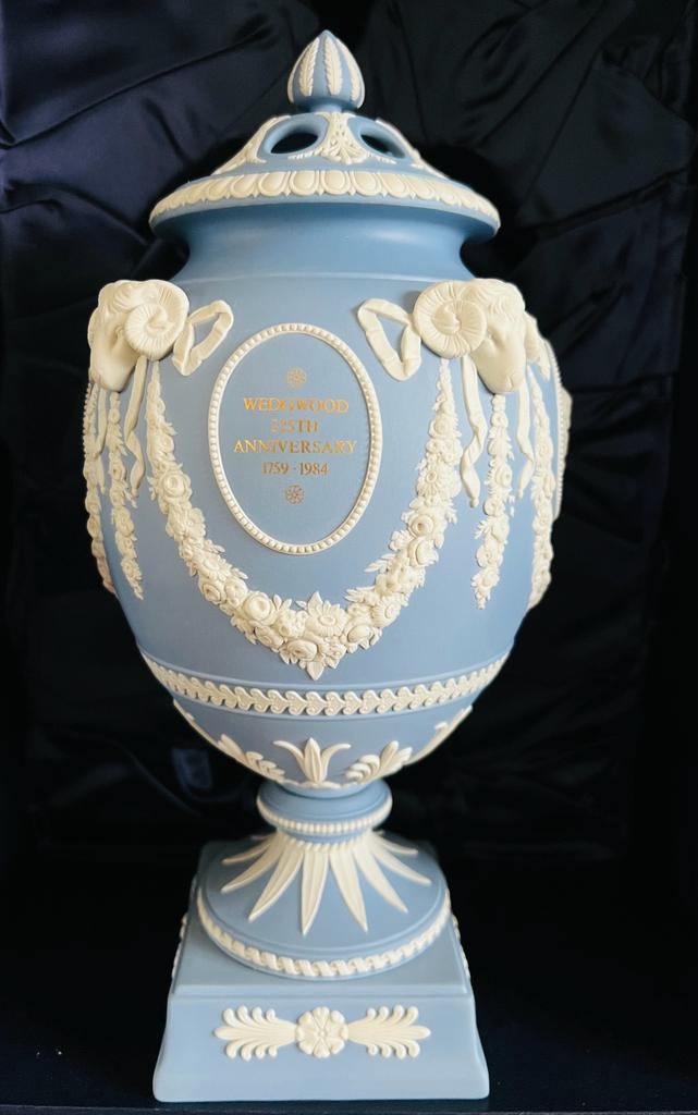 225th ANNIVERSARY WEDGWOOD COMMEMORATIVE VASE AND COVER WITH DOCUMENTATION - Image 2 of 9