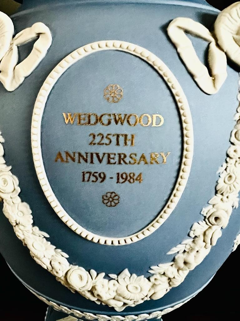 225th ANNIVERSARY WEDGWOOD COMMEMORATIVE VASE AND COVER WITH DOCUMENTATION - Image 4 of 9