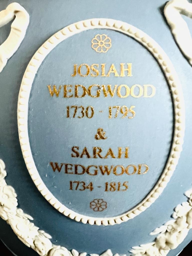 225th ANNIVERSARY WEDGWOOD COMMEMORATIVE VASE AND COVER WITH DOCUMENTATION - Image 3 of 9