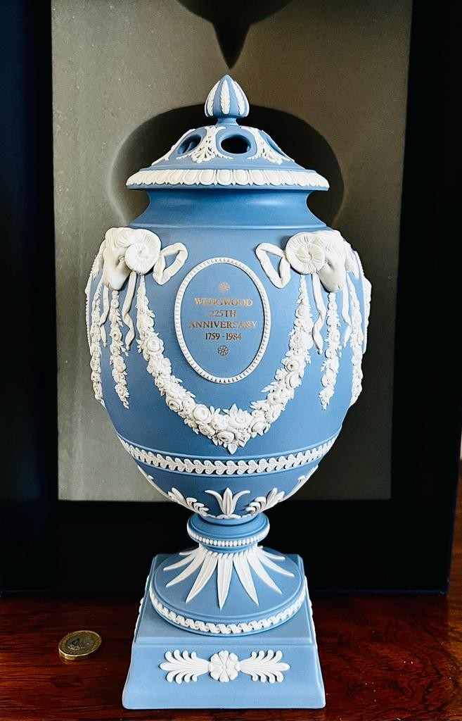 225th ANNIVERSARY WEDGWOOD COMMEMORATIVE VASE AND COVER WITH DOCUMENTATION - Image 6 of 9