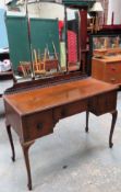Early 20th century oak mirror backed dressing table, on cabriole supports. Approx. 155 x 107 x 45cms